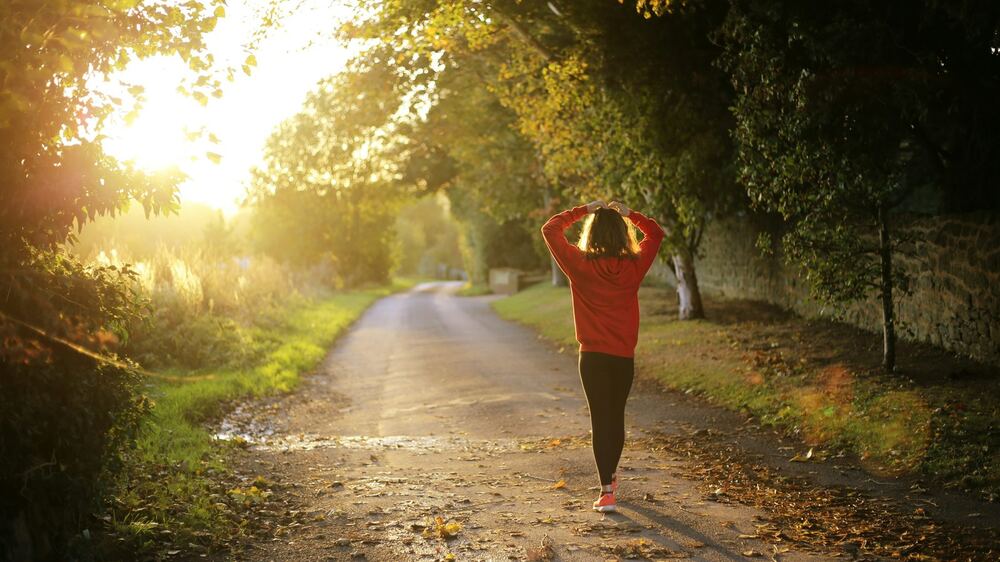 Mujer caminando en la naturaleza — vida nueva con paso firme
